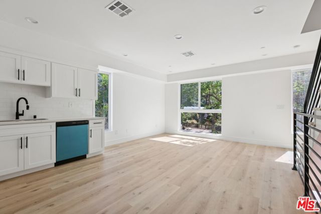 2113 Holly Drive, Los Angeles CA: https://media.crmls.org/mediaz/c3ded6a6-cdfe-4019-ab8d-9150ec13e637.jpg