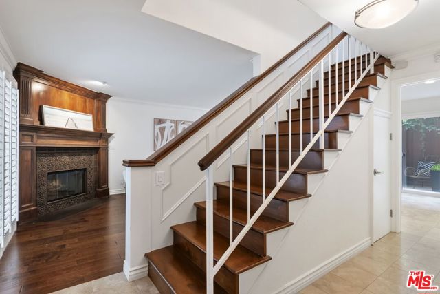 1011 5th Street, Santa Monica CA: https://media.crmls.org/mediaz/c3df2af6-9521-423f-bc7f-63ca35b1eb4a.jpg
