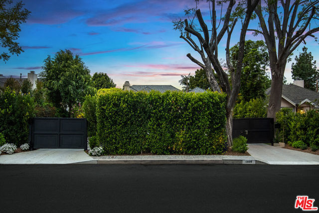 13109 Valley Vista Boulevard, Studio City CA: https://media.crmls.org/mediaz/c3df4e5d-015c-4f58-8f5a-446416d8571d.jpg