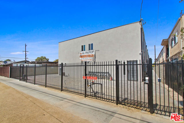 649 1/2 W 92nd Street, Los Angeles CA: https://media.crmls.org/mediaz/c3dfa3c7-57af-4eb1-b4f8-9511acaed73c.jpg