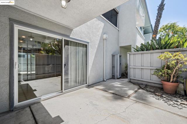 325 Kitty Hawk Rd, Alameda CA: https://media.crmls.org/mediaz/c3e0be5f-870e-4b57-92c5-cd4db8cb1ce5.jpg