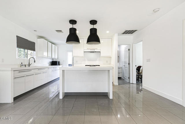 Detail Gallery Image 5 of 30 For 10609 Fernglen Ave, Tujunga,  CA 91042 - 2 Beds | 1 Baths