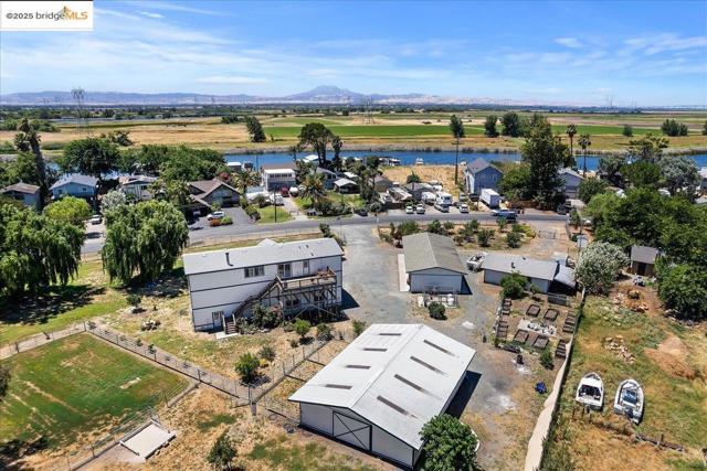 2325 Taylor Rd, Bethel Island CA: https://media.crmls.org/mediaz/c3e16781-95b4-450e-b70f-fe6205429e3b.jpg