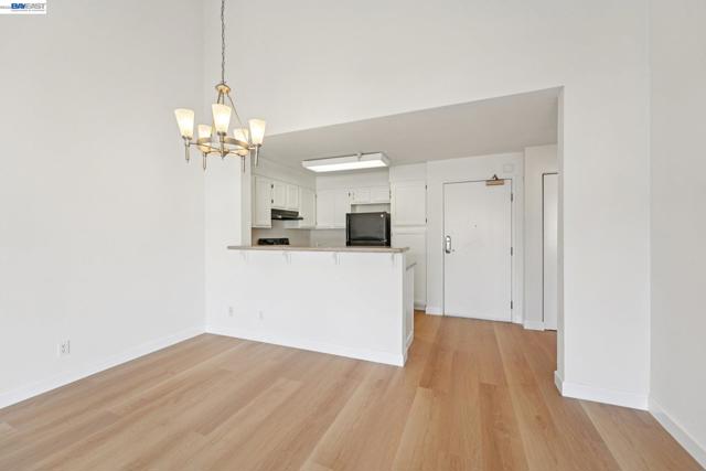 39206 Guardino Dr, Fremont CA: https://media.crmls.org/mediaz/c3e2175e-c130-44bd-b6f5-692c7a5b8cad.jpg