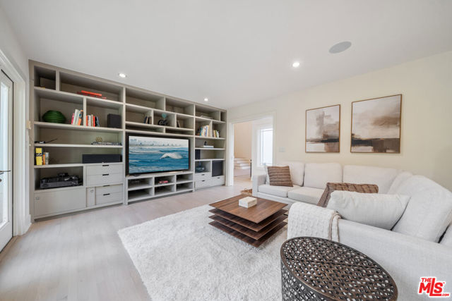 10148 Angelo Circle, Beverly Hills CA: https://media.crmls.org/mediaz/c3e21bf7-de9b-49bc-8705-c94736b2bd63.jpg
