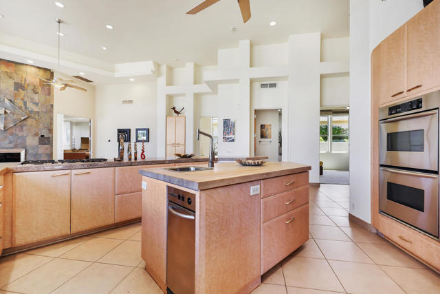 36 Merill Drive, Palm Desert CA: https://media.crmls.org/mediaz/c3e35aba-52bd-4974-b7d1-e747059f232c.jpg