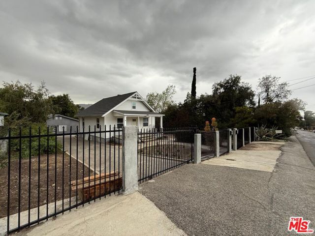 6520 Valmont Street, Tujunga CA: https://media.crmls.org/mediaz/c3e4ffe9-3272-46a0-a623-7acd0139acf8.jpg