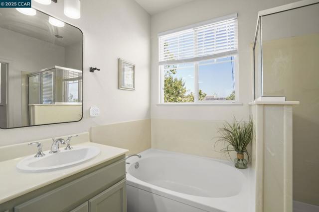 1162 Waverly Cir, Hercules CA: https://media.crmls.org/mediaz/c3e50ae9-6ee2-4764-8471-d379ee3cfcf3.jpg