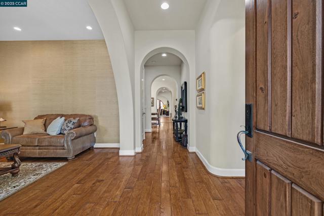 2222 Creekview Pl, Danville CA: https://media.crmls.org/mediaz/c3e61267-2693-42c6-b28a-cbd4da92ec08.jpg