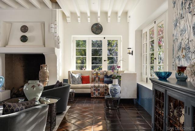 6977 Las Colinas, Rancho Santa Fe CA: https://media.crmls.org/mediaz/c3e6857b-e4cd-49ac-b884-df4c2f59bcbe.jpg