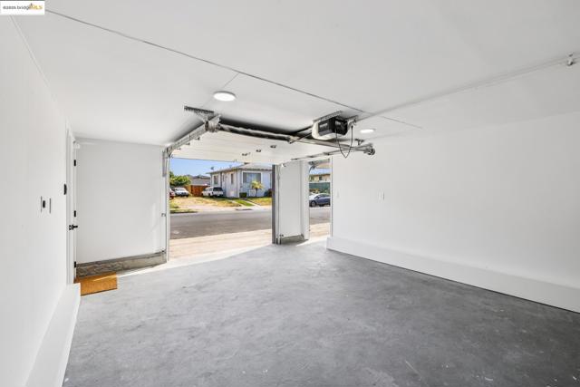 904 41st St, Oakland CA: https://media.crmls.org/mediaz/c3e68e90-b85f-44df-85a1-5d0dc1be2550.jpg