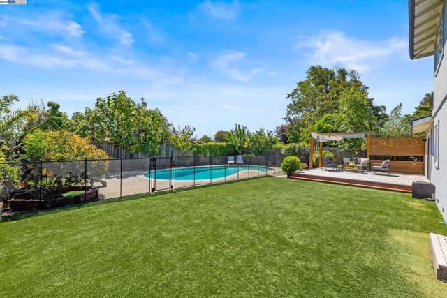 7574 Birkdale Dr, Newark CA: https://media.crmls.org/mediaz/c3e70db8-9e7c-4336-a778-2ee1fbe4014c.jpg
