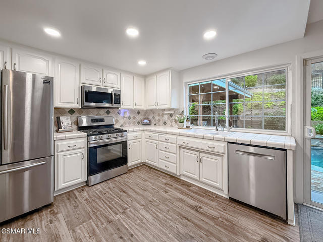 751 Muirfield Avenue, Simi Valley CA: https://media.crmls.org/mediaz/c3e73693-80aa-40b0-9078-807300f98eb1.jpg