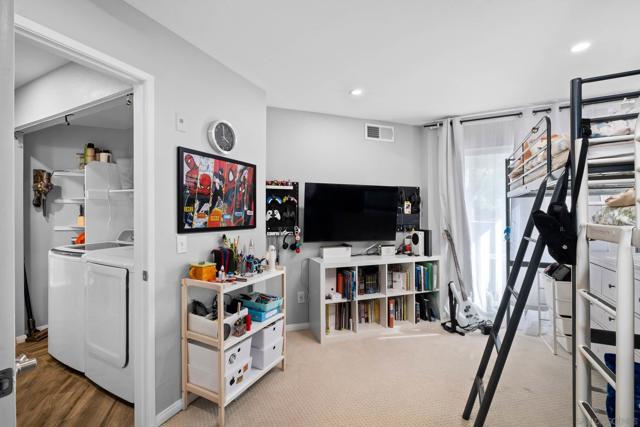 11325 Affinity Ct, San Diego CA: https://media.crmls.org/mediaz/c3e74371-5ed5-482e-82b1-566345575b91.jpg
