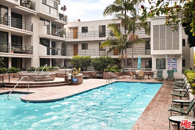 2940 Neilson Way, Santa Monica CA: https://media.crmls.org/mediaz/c3e79ae0-394a-4135-927b-137da43d2c3d.jpg