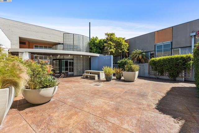 311 4th St, Oakland CA: https://media.crmls.org/mediaz/c3e924a5-7ba7-406c-b78a-627dc542eb9a.jpg
