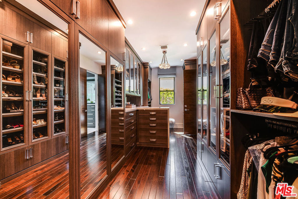 https://media.crmls.org/mediaz/c3ea3653-be64-42d6-be04-ee0eeea21037.jpg?preset=X-Large