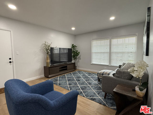 3310 W 77th Street, Los Angeles CA: https://media.crmls.org/mediaz/c3eb8ae9-889f-49bb-af4b-29999b355cf5.jpg