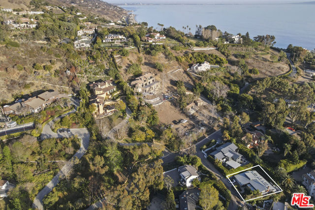 3629 Serra Road, Malibu CA: https://media.crmls.org/mediaz/c3eca567-ba35-4860-87ab-68cc1ac7dcaf.jpg