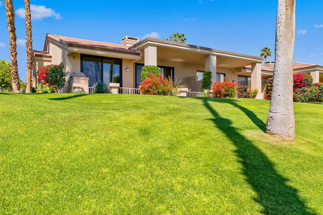 38960 Gladiolus Lane, Palm Desert CA: https://media.crmls.org/mediaz/c3ed186d-0f1a-434c-9416-6cf8cbeeded9.jpg