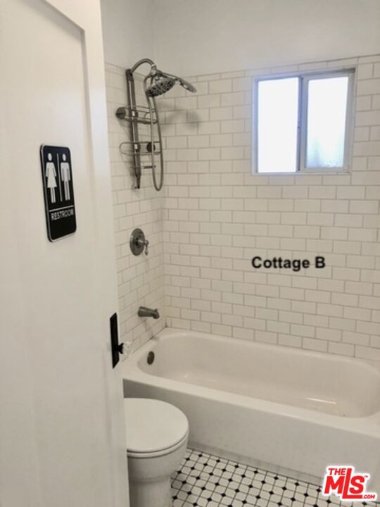 421 Grand Boulevard, Venice CA: https://media.crmls.org/mediaz/c3ee4db1-330e-491f-91ca-ca26c8d20dfe.jpg