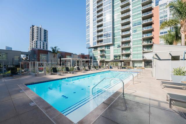 800 The Mark Ln, San Diego CA: https://media.crmls.org/mediaz/c3efb64d-c9ea-42b6-be9e-42b445204b18.jpg