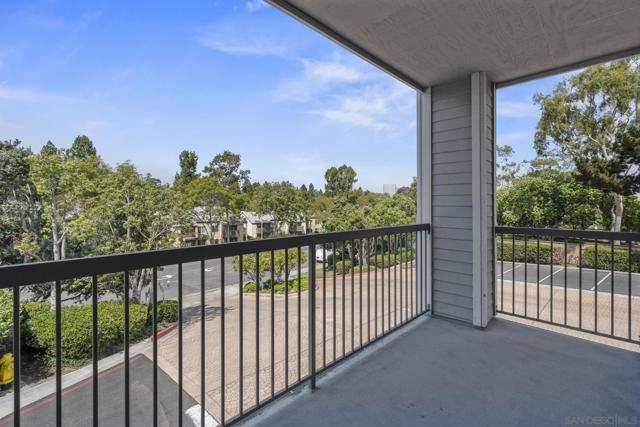 8595 Via Mallorca, La Jolla CA: https://media.crmls.org/mediaz/c3f0f46e-1df4-4af1-867a-7867a05cad21.jpg