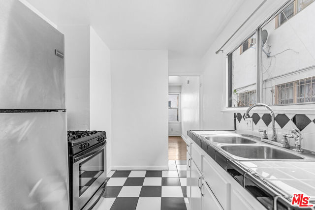 5918 1/2 Willoughby Avenue, Los Angeles CA: https://media.crmls.org/mediaz/c3f1e9f2-a86c-48b0-9789-6a3779ef6ad0.jpg