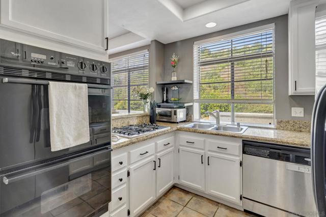 3432 Cameo Dr, Oceanside CA: https://media.crmls.org/mediaz/c3f2273e-8ff8-4d61-8a7c-63af92deadd1.jpg