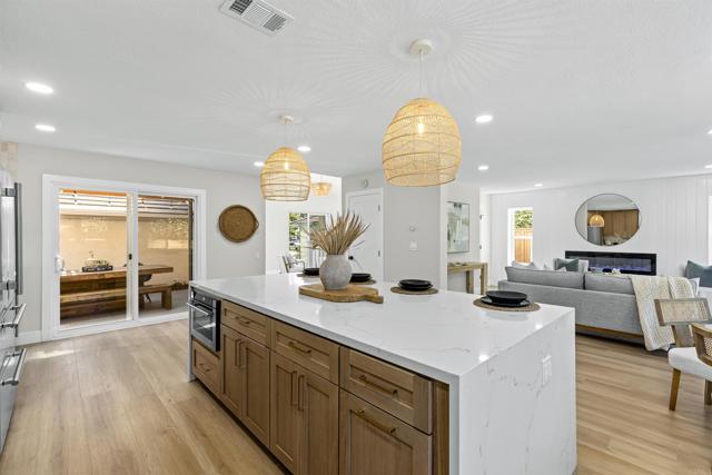 Detail Gallery Image 14 of 44 For 3936 Ambervale Ter, San Diego,  CA 92130 - 3 Beds | 2/1 Baths