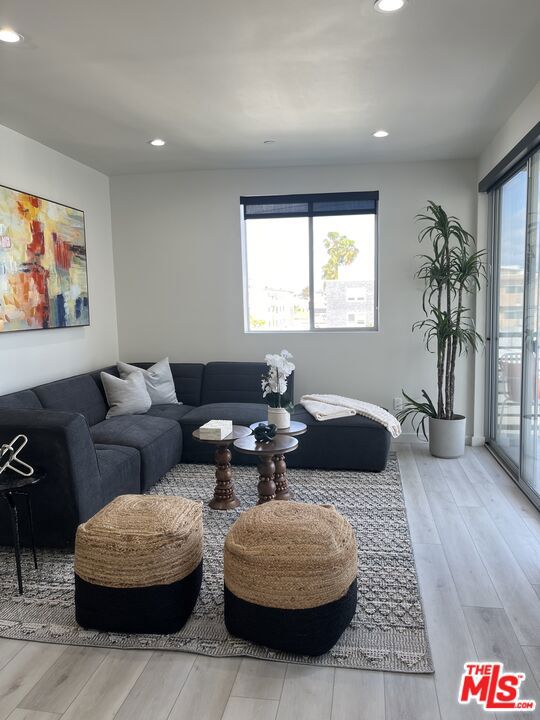 124 S Croft Avenue, Los Angeles CA: https://media.crmls.org/mediaz/c3f2f815-dfbe-4011-8469-b707997802b8.jpg
