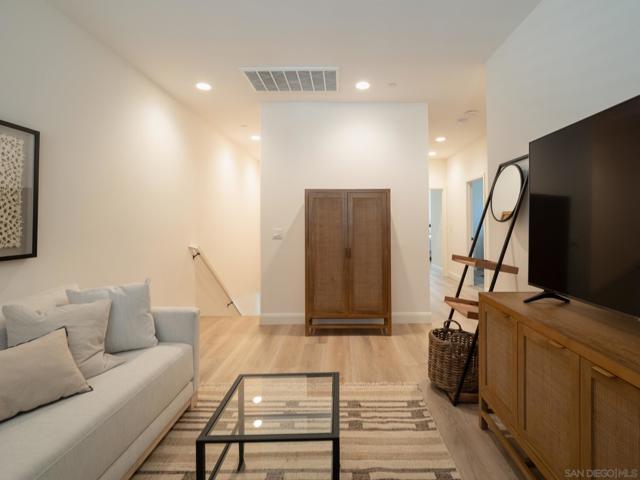 1904 Avenida Senecio, Chula Vista CA: https://media.crmls.org/mediaz/c3f3441c-75d9-4571-a011-5ab6b2d6f9af.jpg