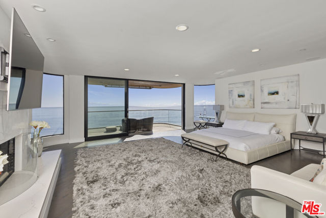 18860 Pacific Coast Highway, Malibu CA: https://media.crmls.org/mediaz/c3f3a57f-b683-4340-b847-d64b645f0ab8.jpg