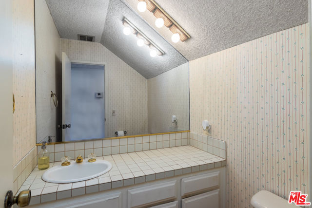 14311 Hartsook Street, Sherman Oaks CA: https://media.crmls.org/mediaz/c3f3b52b-9bd6-4ab8-8e4d-45f4b1f6eb7c.jpg