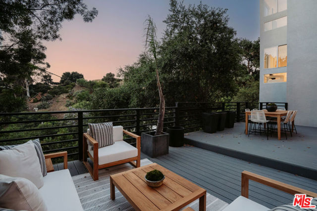 7209 Sunnydip Trail, Los Angeles CA: https://media.crmls.org/mediaz/c3f41a73-2284-4c0e-a96c-8ff627255569.jpg