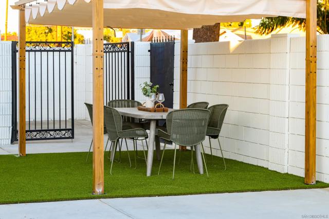 1900 W 41St St, Los Angeles CA: https://media.crmls.org/mediaz/c3f4a8d9-3400-4363-85db-6ed07356263e.jpg