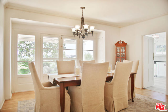 2963 Queensbury Drive, Los Angeles CA: https://media.crmls.org/mediaz/c3f4b817-addf-49eb-922b-811a7068b3b2.jpg