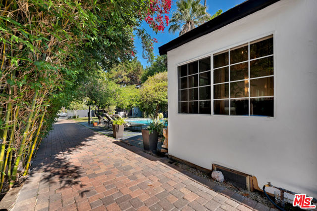 5341 Mecca Avenue, Tarzana CA: https://media.crmls.org/mediaz/c3f4e458-93ad-4587-a799-cf425448e66f.jpg