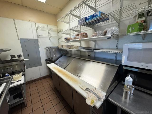 9350 Waxie Way #150, San Diego CA: https://media.crmls.org/mediaz/c3f70783-01f9-47d1-ad52-14c69f76fa32.jpg