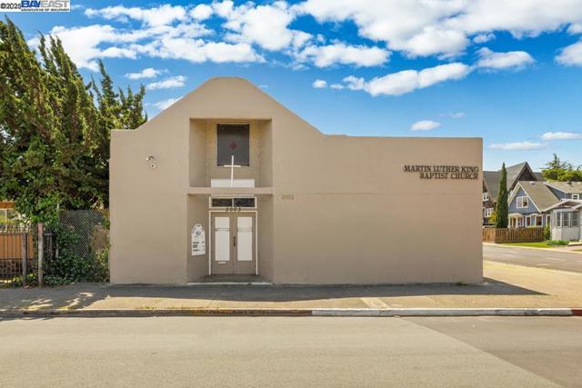 3003 School St, Oakland CA: https://media.crmls.org/mediaz/c3f73710-9774-49ed-a96c-2a8c540a0e86.jpg