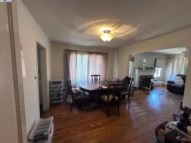 574 Juana Ave, San Leandro CA: https://media.crmls.org/mediaz/c3f78be2-9fe4-4fc5-bac6-a1c9e2e80036.jpg