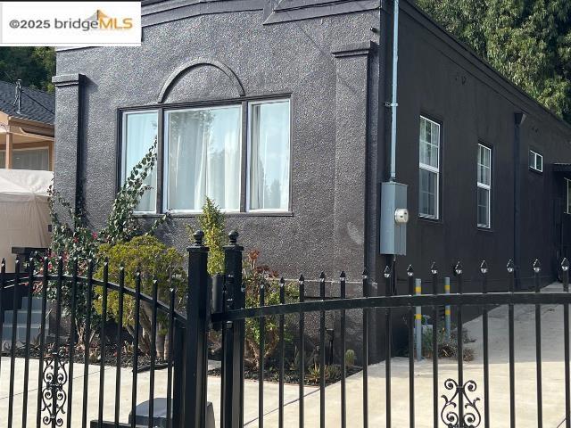 6432 Sunnymere, Oakland CA: https://media.crmls.org/mediaz/c3f96c68-705b-435f-9d11-1603b4d04dc4.jpg