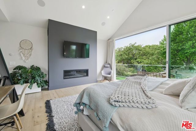1310 Preston Way, Venice CA: https://media.crmls.org/mediaz/c3fcbd6a-d6c1-4d48-9c01-6256ecb1c463.jpg