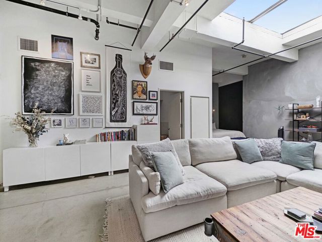 738 S Los Angeles Street, Los Angeles CA: https://media.crmls.org/mediaz/c3fd2f37-c6aa-411c-9b25-4f62f89143f1.jpg
