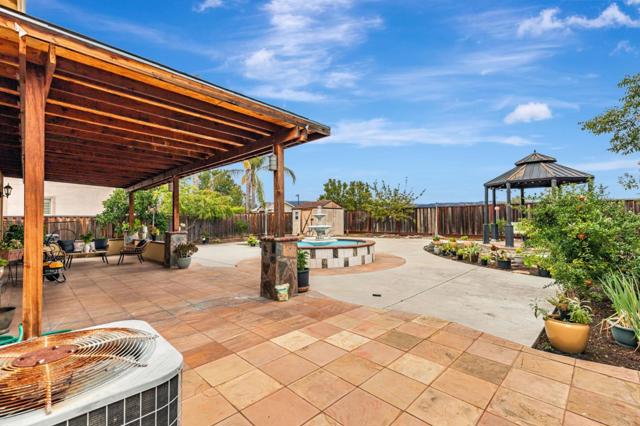 9632 Cherrywood Court, Gilroy CA: https://media.crmls.org/mediaz/c3fe0f5c-abc5-4577-9a2d-cd66b73dec89.jpg