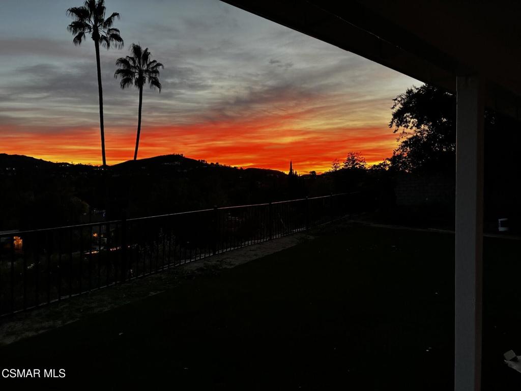 https://media.crmls.org/mediaz/c40011f8-2a82-472a-96a7-d8d98e687db5.jpg?preset=X-Large
