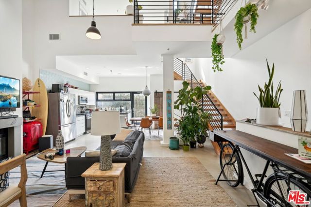 815 Hampton Drive, Venice CA: https://media.crmls.org/mediaz/c400855d-42e9-47c3-b9f0-800dde5373ec.jpg