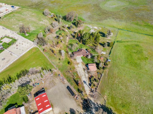 50145 Adobe Place, Lockwood CA: https://media.crmls.org/mediaz/c4009983-630f-4d36-9870-0d2242663736.jpg