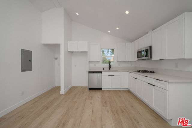 6835 Yolanda Ave, Reseda CA: https://media.crmls.org/mediaz/c40141fa-91c4-42cb-b9f0-c538eefcb6f6.jpg