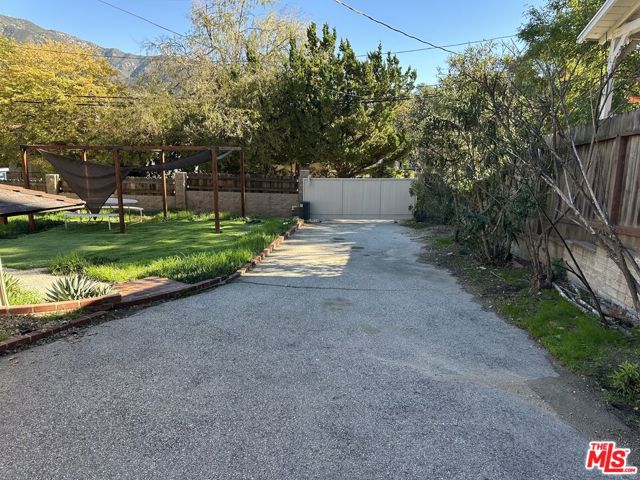 9747 Haines Canyon Avenue, Tujunga CA: https://media.crmls.org/mediaz/c4014e21-405f-4bdc-8156-f124a08a7376.jpg